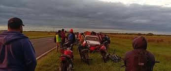 Más de 50 personas esperan para faenar los animales del camión volcado en Ruta 12